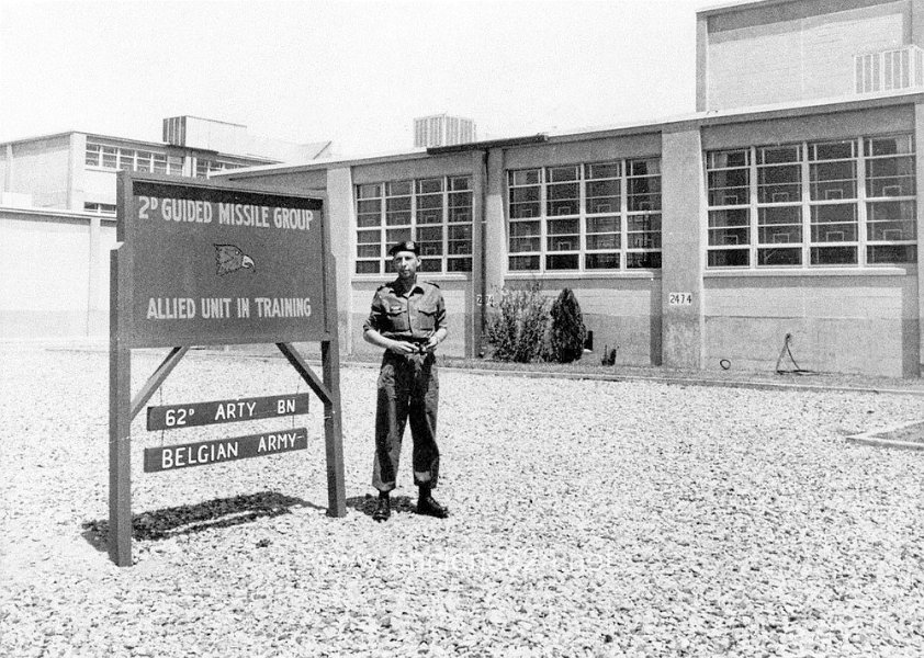 1964-04-Fort Bliss OLt Cauwelier OSC voor de blok 2474, logement van het 62A