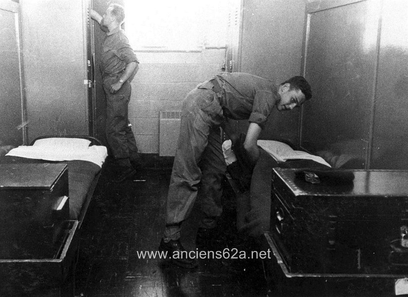 1964-08-Fort Bliss slaapzaal van blok 2474