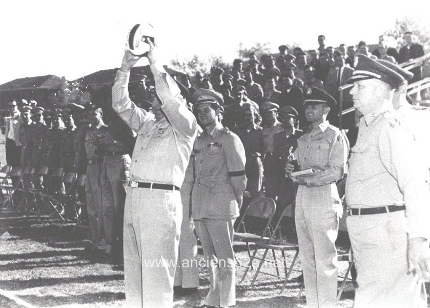 1964-16-Fort Bliss GenMaj Tom V Stayton geeft de aftrap van de voetbalmatch Belgie-Duitsland