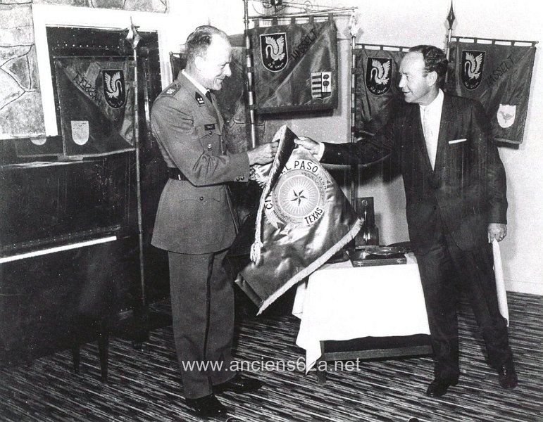 1964-20-Fort Bliss 15 Mai 1964 Remise du fanion dEl PASO Burgemeester van El Paso Judson Williams aan LtKol Tonglet