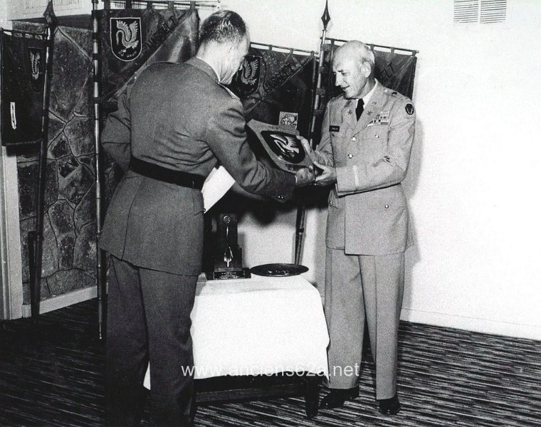 1964-23-Fort Bliss 15 Mai 1964 LtKol Tonglet overhandigt een schild van 62A aan Kol WA Stricklen CO van 1stBde(Tng)