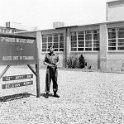 1964-04-Fort Bliss OLt Cauwelier OSC voor de blok 2474, logement van het 62A