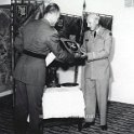 1964-23-Fort Bliss 15 Mai 1964 LtKol Tonglet overhandigt een schild van 62A aan Kol WA Stricklen CO van 1stBde(Tng)