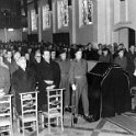 10-01 Dec 1965 Een minuut stilte tijdens de plechtigheid ter nagedachtenis aan H.M. Koningin Elisabeth te De Panne