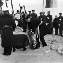 11-01 Dec 1965 De Heer Burgemeester van De Panne legt bloemen neer aan de Ruines der Koninklijke villa