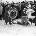 12-01 Dec 1965 LtKol Bergmans legt bloemen neer aan de Ruines der Koninklijke villa te De Panne