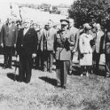5-26 Jun 1965 LtKol Bergmans en de Heer Burgemeester Van Buggenhout tijdens de bloemenhulde op het Mil kerkhof,ter gelegenheid van het BnFeest